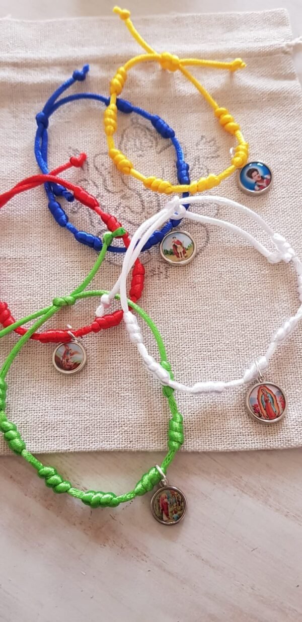 2025/07/1001655221.jpg Pulseras hilo 7 nudos y Medallitas