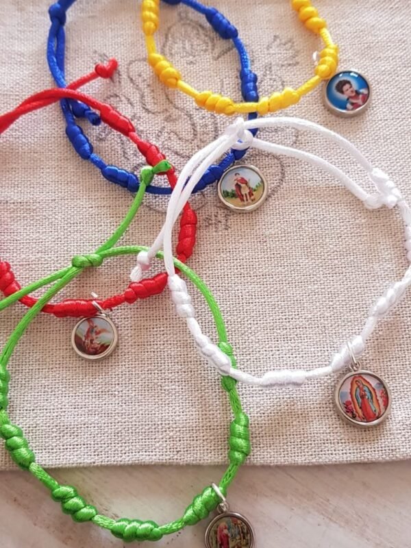 Pulseras hilo 7 nudos y Medallitas