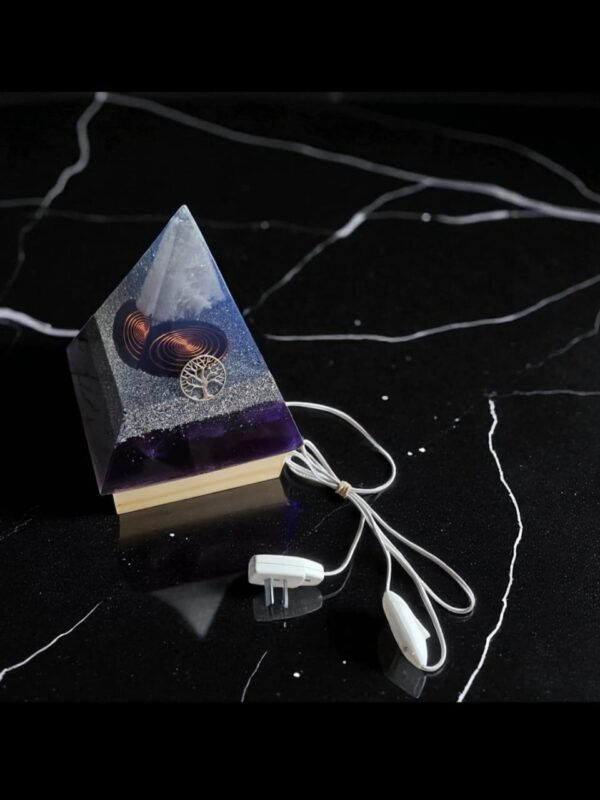 2026/03/1002758704.jpg Orgonite Pirámide c Luz 10cm